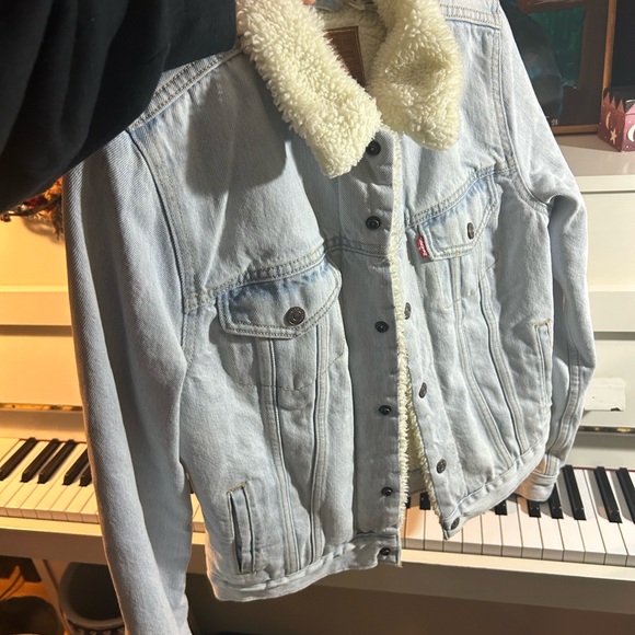 Levi's Light Wash Big E Denim Jacket with Cream Sherpa Collar Lining Size Small - Picture 9 of 16